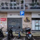 Uno dei condomini � per� arricchito da una nicchia dorata posta tra due portafiori in ferro...